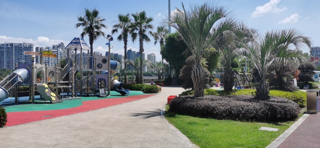 城市公园草坪与步道